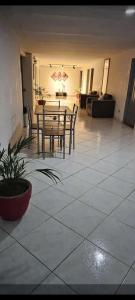 comedor y sala de estar con mesa y sillas en Hotel Bayadera Real, en Medellín