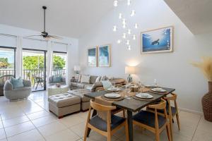 sala de estar con mesa y sofá en Coastal Condo Amazing Location! 50 Steps to the Beach, en Clearwater Beach