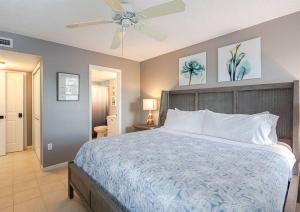 Ένα ή περισσότερα κρεβάτια σε δωμάτιο στο Coastal Condo Amazing Location! 50 Steps to the Beach +30 φωτογραφίες