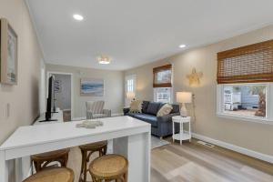 Μια τηλεόραση ή/και κέντρο ψυχαγωγίας στο Coastal 3BD Bungalow One Block from Scenic Walkway