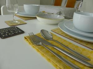 stół z talerzami i naczyniami na stole w obiekcie Stylish studio apartment in central Hove. w Brighton and Hove