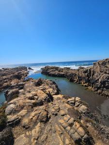 een uitzicht op de oceaan vanaf een rotsachtig strand bij Cabaña pullay in Cobquecura