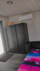 Cette petite chambre comprend un lit et une fenêtre. dans l'établissement Gravas mala, à Sigulda