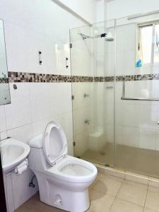 ein Bad mit einem WC, einer Dusche und einem Waschbecken in der Unterkunft 2 Bedroom in Kilimani in Nairobi