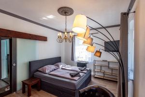 Schlafzimmer mit einem Bett und einem Kronleuchter in der Unterkunft Villa Hänsch Suite 1 in Großschönau