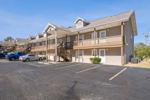a large apartment building with cars parked in a parking lot at Mi Casa Su Casa in Branson