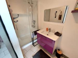 y baño con lavabo púrpura y ducha. en La Taverne en Buire-le-Sec