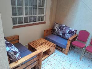 uma sala de estar com um sofá e uma cadeira em Waridi Apartments em Nairobi