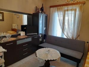TV a/nebo společenská místnost v ubytování Antonioy apartment Kalampaka
