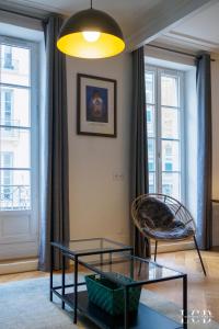第戎的住宿－Le darcy，客厅配有玻璃桌和椅子