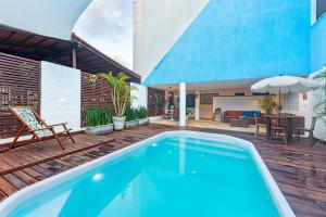 una piscina en el patio trasero de una casa en Valencia Hotel Natal, en Natal