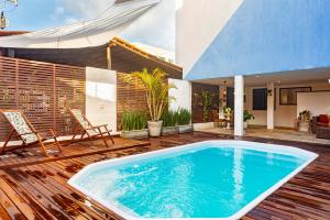 - une piscine sur la terrasse d'une maison dans l'établissement Valencia Hotel Natal, à Natal