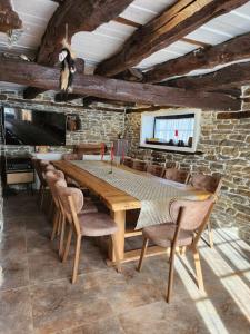 jadalnia z drewnianym stołem i krzesłami w obiekcie Къща за гости Роден Балкан 