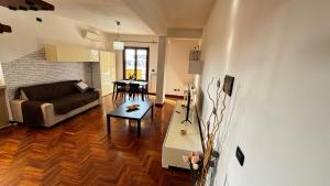 uma sala de estar com um sofá e uma mesa em Eva Guest house apartment em Marino