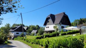 een huis op een heuvel naast een weg bij B&B Plitvice Lakes Villa Prica in Plitvica selo