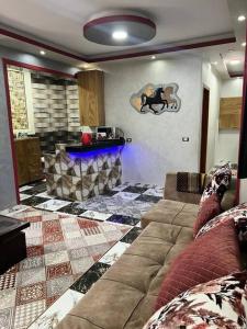 ein Wohnzimmer mit einem Sofa und einem Pferd an der Wand in der Unterkunft Studio Jimmy in Kairo