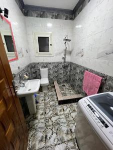 ein Bad mit einem Waschbecken und einem WC in der Unterkunft Studio Jimmy in Kairo