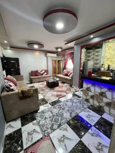 ein Wohnzimmer mit einem großen Fliesenboden in der Unterkunft Studio Jimmy in Kairo