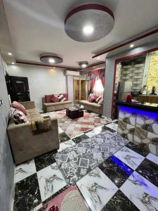 ein Wohnzimmer mit einem großen Fliesenboden in der Unterkunft Studio Jimmy in Kairo