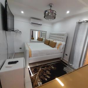 una camera bianca con letto e TV di Jacuzzi-Terrace-Romance-Rest & Fun 