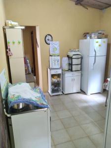 - une cuisine avec 2 réfrigérateurs blancs et un comptoir dans l'établissement Por do sol Jaguanum, à Mangaratiba