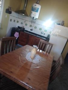 uma cozinha com uma mesa de madeira e um frigorífico em Triana alquiler de casa para turista em San Rafael