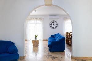 Posezení v ubytování Villa in St Julian's with Private Pool by ArcoBnb