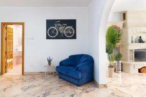 Posezení v ubytování Villa in St Julian's with Private Pool by ArcoBnb