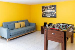 Herní místnost v ubytování Villa in St Julian's with Private Pool by ArcoBnb