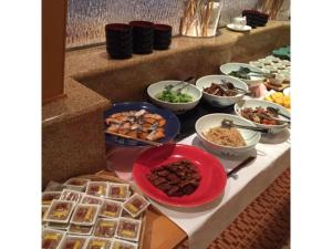 遠野市にあるAeria Tohno - Vacation STAY 62231vのテーブルの上に並ぶ様々な種類の料理を楽しめます。