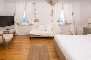 Ένα ή περισσότερα κρεβάτια σε δωμάτιο στο Villa Grace Breathtaking Views of the Adriatic