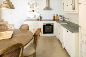Η κουζίνα ή μικρή κουζίνα στο Villa Grace Breathtaking Views of the Adriatic