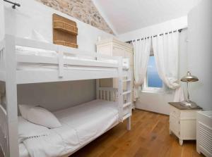 Ένα ή περισσότερα κρεβάτια σε δωμάτιο στο Villa Grace Breathtaking Views of the Adriatic