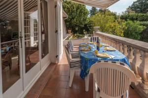 einen Tisch mit einem blauen Tischtuch auf dem Balkon in der Unterkunft Villa Lou Mazet - Piscine privée in Saint-Raphaël