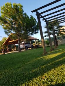 un parque con un árbol y un coche aparcado en LA TRAMUNTANA CULLERA Playa Marenyet a 300 metros, en Valencia