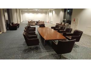 una sala de conferencias con mesas y sillas. en Shonan Relief - Vacation STAY 50853v en Yokosuka