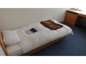 Una cama con una manta y un libro encima. en Shonan Relief - Vacation STAY 50853v, en Yokosuka 36 fotos más