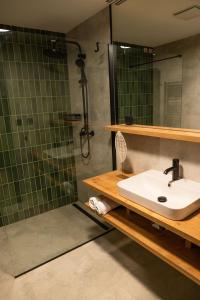 La salle de bains est pourvue d'un lavabo et d'une douche. dans l'établissement Resort Javorníky, à Makov
