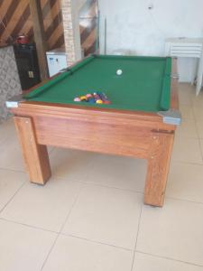 a green pool table with a ball on it at Cantinho da paz jesus nazareno in Gamela