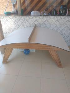 a wooden bench sitting on top of a kitchen floor at Cantinho da paz jesus nazareno in Gamela