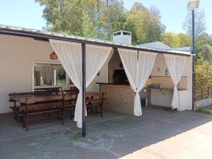 - un pavillon avec une table et des bancs dans un patio dans l'établissement Entre naturaleza a 1 cuadra de la playa/Jacuzzi, à Salinas