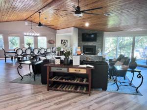 uma sala de estar com um sofá e uma mesa em Camp Sandy Lakefront, Pool,H Tub, Sand Volleyball em Austin