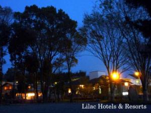 um grupo de árvores à noite com uma luz de rua em Lilac Hotels and Resorts - Vacation STAY 53232v em Kanoya