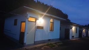 uma casa branca com uma luz ao lado dela em Lilac Hotels and Resorts - Vacation STAY 53232v em Kanoya