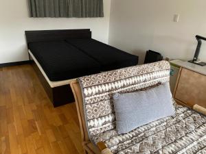 une chambre avec un lit et un canapé dans l'établissement Lilac Hotels and Resorts - Vacation STAY 53176v, à Kanoya