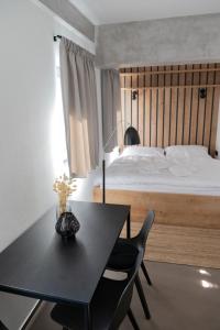 1 dormitorio con mesa negra y cama en Resort Javorníky, en Makov