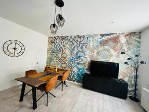 a dining room with a table and a wall mural at HarzFokus - Happynest - #Netflix#Parkplatz#Wlan in Wernigerode