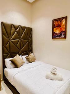 1 dormitorio con 1 cama blanca grande y cabecero en Stay In Marrakech Blue Appartment en Marrakech