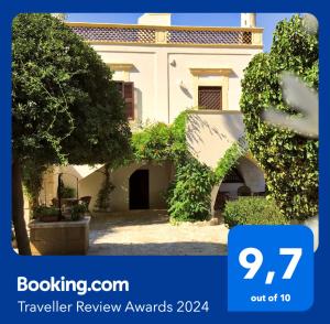 un cartello che legge i premi per le recensioni di viaggi di Antica Casina B&B di Charme a Pulsano