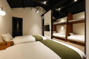 神戸市にあるFu - Vacation STAY 57381vの二段ベッド2組が備わるドミトリールームのベッド2台分です。